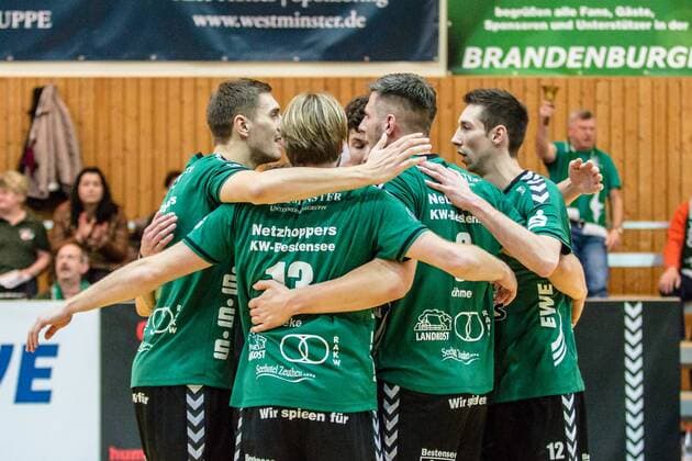Jubel Netzhoppers v.l.n.r.: Sebastian Krause ( 9), Manuel Rieke ( 13), Theo Timmermann ( 11), Matthias Böhme Boehme ( 8) und Daniel Heinecke ( 12) GER, Königs Wusterhausen Bestensee, Volleyballl, 1. Bundesliga, Spieltag, Saison 2015 2016, Landkost-Arena, Netzhoppers KW - VSG Coburg Grub
