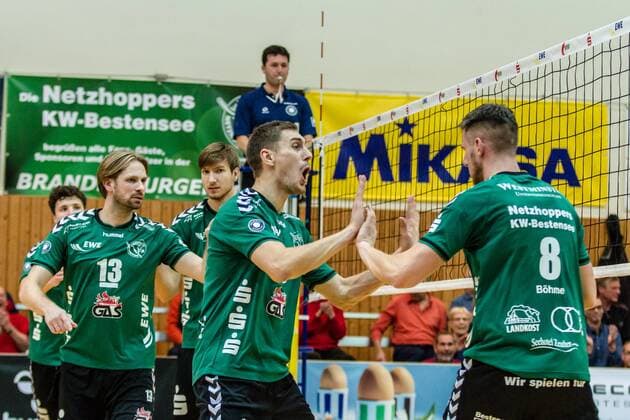 Jubel Netzhoppers v.l.n.r.: Theo Timmermann ( 11), Manuel Rieke ( 13), Paul Sprung ( 14), Neuzugang Sebastian Krause ( 9) und Matthias Böhme Boehme ( 8) GER, Königs Wusterhausen Bestensee, Volleyballl, 1. Bundesliga, Spieltag, Saison 2015 2016, Landkost-Arena, Netzhoppers KW - VSG Coburg Grub