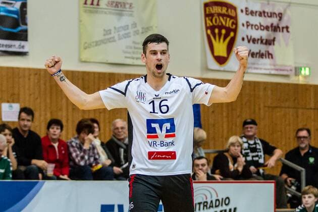 Jubel Coburg Grub mit Milan Hrinak ( 16) GER, Königs Wusterhausen Bestensee, Volleyballl, 1. Bundesliga, Spieltag, Saison 2015 2016, Landkost-Arena, Netzhoppers KW - VSG Coburg Grub