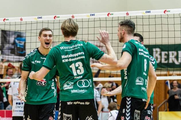 Jubel nach Satzgewinn Netzhoppers v.l.n.r.: Sebastian Krause ( 9), Kapitän Manuel Rieke ( 13) und Matthias Böhme Boehme ( 8) GER, Königs Wusterhausen Bestensee, Volleyballl, 1. Bundesliga, Spieltag, Saison 2015 2016, Landkost-Arena, Netzhoppers KW - VSG Coburg Grub