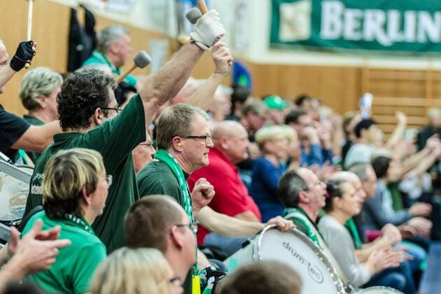 Jubel Fanblock Netzhoppers Fanclub Netzino GER, Königs Wusterhausen Bestensee, Volleyballl, 1. Bundesliga, Spieltag, Saison 2015 2016, Landkost-Arena, Netzhoppers KW - VSG Coburg Grub