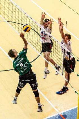 Angriff Sebastian Krause (li Netzhoppers 9), im Block Dylan Davis (VSG 3) und Timon Schippmann (VSG 14) GER, Königs Wusterhausen Bestensee, Volleyballl, 1. Bundesliga, Spieltag, Saison 2015 2016, Landkost-Arena, Netzhoppers KW - VSG Coburg Grub