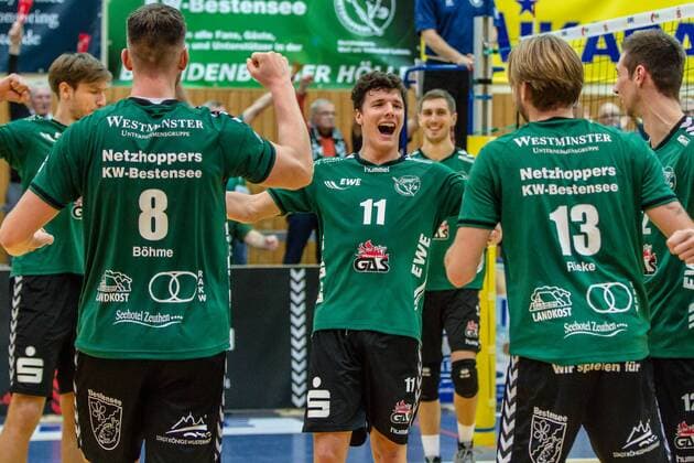 Jubel bei den Netzhoppers v.l.n.r.: Paul Sprung (re 14), Matthias Böhme Boehme ( 8), Theo Timmermann ( 11), Sebastian Krause ( 9), Manuel Rieke (13) und Daniel Heinecke ( 12) GER, Königs Wusterhausen Bestensee, Volleyballl, 1. Bundesliga, Spieltag, Saison 2015 2016, Landkost-Arena, Netzhoppers KW - VSG Coburg Grub