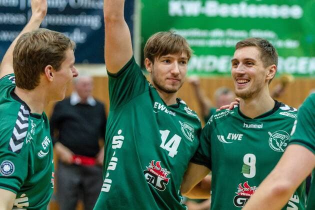 Jubel Netzhoppers Nils Ehlers (li 15), Paul Sprung ( 14) und Sebastian Krause ( 9) GER, Königs Wusterhausen Bestensee, Volleyballl, 1. Bundesliga, Spieltag, Saison 2015 2016, Landkost-Arena, Netzhoppers KW - VSG Coburg Grub
