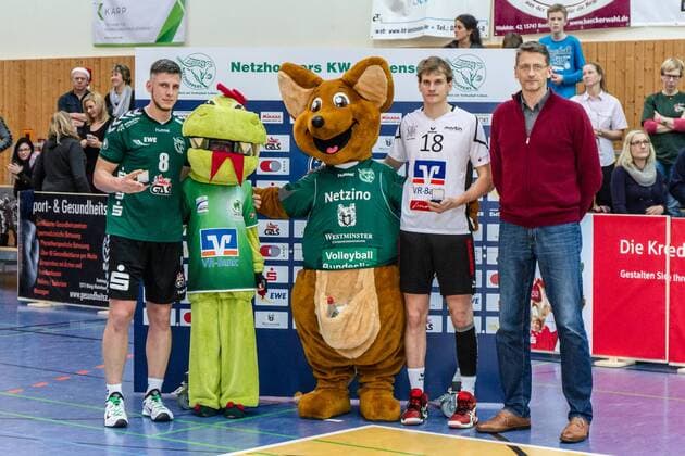 MVP: Goldmedaille Matthias Böhme Boehme (re 8), Silbermedaille Lubos Kostolani (2. vl VSG 18), Maskottchen VSG (2. vr), Maskottchen Netzino (mi) und Rene Hecht (re) GER, Königs Wusterhausen Bestensee, Volleyballl, 1. Bundesliga, Spieltag, Saison 2015 2016, Landkost-Arena, Netzhoppers KW - VSG Coburg Grub