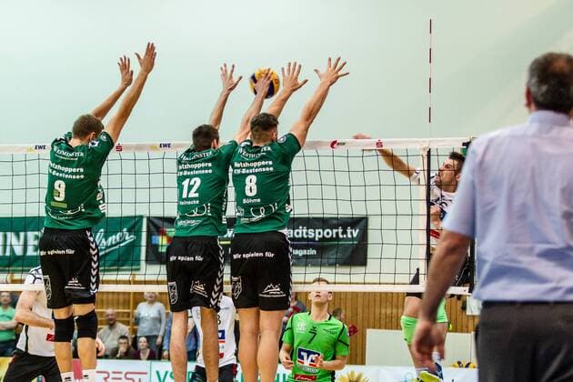 Dreierblock bei den Netzhoppers: Sebastian Krause (li 9), Daniel Heinecke ( 12) und Matthias Böhme Boehme ( 8), Trainer Mirko Culic zuschauend GER, Königs Wusterhausen Bestensee, Volleyballl, 1. Bundesliga, Spieltag, Saison 2015 2016, Landkost-Arena, Netzhoppers KW - VSG Coburg Grub