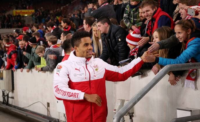 19.12.2015, Stuttgart, Fußball 1. Bundesliga 17. Spieltag Saison 2015 2016 VfB Stuttgart vs. VFL Wolfsburg: Daniel Didavi (VfB) bei den Fans