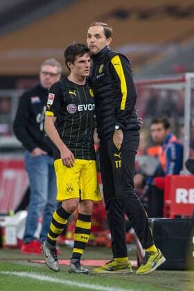 Koeln Trainer Thomas Tuchel (Borussia Dortmund) mit Jonas Hofmann (Borussia Dortmund 7) nach dessen Auswechselung beim Fussball Bundesliga Spiel zwischen dem 1. FC Koeln und Borussia Dortmund am 19.12.2015, Copyright: Schueler Eibner-Pressefoto EP_JSE