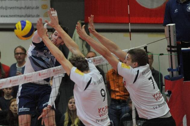 GER,VBL, SVG Lueneburg vs TV Rottenburg 19.12.2015, Gellersenhalle, Lueneburg, GER, VBL, SVG Lueneburg vs TV Rottenburg im Bild Steven Marshall (Lueneburg 10) versucht sich gegen Lars Willmsen (Rottenburg 09) und Sven Metzger (Rottenburg 07) durchzusetzen nordphotoxWitke