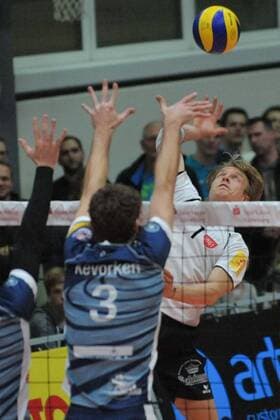 GER,VBL, SVG Lueneburg vs TV Rottenburg 19.12.2015, Gellersenhalle, Lueneburg, GER, VBL, SVG Lueneburg vs TV Rottenburg im Bild Nickolas Del Bianco (Lueneburg 15) und Scott Michael Kevorken (Lueneburg 03) versuchen sich gegen Dirk Mehlberg (Rottenburg 01) durchzusetzen nordphotoxWitke
