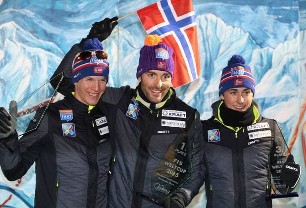 Nordische Kombination, Weltcup in Ramsau, Siegerehrung NORDIC COMBINED - FIS WC Ramsau RAMSAU AM DACHSTEIN,AUSTRIA,19.DEC.15 - NORDIC SKIING, NORDIC COMBINED - FIS World Cup, normal hill 10km Gundersen, men, award ceremony. Image shows the rejoicing of Magnus Krog, Magnus Moan and Jarl Magnus Riiber (NOR). Keywords: trophy. GEPAxpictures xThomasxBachun