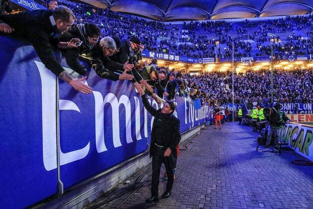 Deutschland, Hamburg , Volkspark Stadion, Fussball, 1. Bundesliga, Saison 2015 2016 , Hamburger SV - FC Augsburg, Abklatschen im dunklen Stadion, Trainer Bruno Labbadia(HSV)
