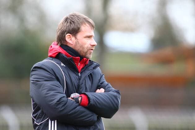 Jürgen Prüfer (Trainer Herforder SV) gibt Anweisungen, gestikuliert, mit den Armen gestikulieren, gives instructions, gesticulate Herforder SV (schwarz) - MSV Duisburg. xygx