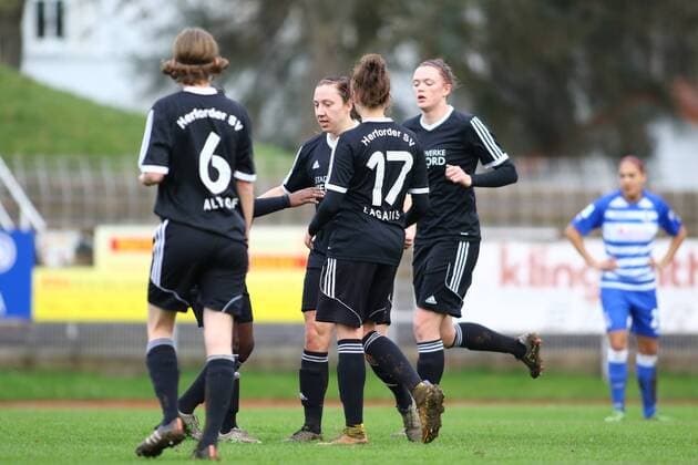 v.l. Lea Althof (Herforder SV) - Giustina Ronzetti (Herforder SV) - Louisa Lagaris (Herforder SV) - Jessy Atila (Herforder SV) Jubel, Torjubel, Torerfolg, celebrate the goal, goal, celebration, Jubel ueber das Tor, Aktion, Action der Auslgeich zum 1:1 durch Giustina Ronzetti (Herforder SV) Herforder SV (schwarz) - MSV Duisburg. xygx