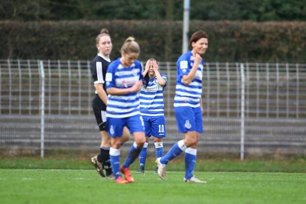 v.l. Sofia Nati (MSV Duisburg) (Mitte) hat gerade einen Foulelfmeter verschossen; gibt Anweisungen, gestikuliert, mit den Armen gestikulieren, gives instructions, gesticulate Herforder SV (schwarz) - MSV Duisburg. xygx