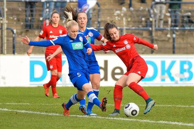 Bild zeigt: Sara Daebritz (FC Bayern Muenchen) gegem Victoria Krug (Turbine Potsdam) Potsdam, Deutschland, 20.12.2015 - Fussball, Allianz-Frauen-Bundesliga, Turbine Potsdam - FC Bayern München, Fussball, Allianz-Frauen-Bundesliga, Turbine Potsdam - FC Bayern München, xklx