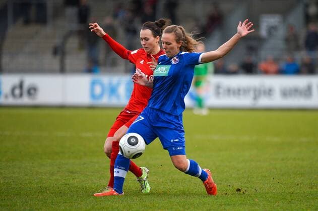 Bild zeigt: Viktoria Schwalm (Turbine Potsdam) im Zweikampf mit Viktoria Schnaderbeck (FC Bayern Muenchen, Viki Schnaderbeck) Potsdam, Deutschland, 20.12.2015 - Fussball, Allianz-Frauen-Bundesliga, Turbine Potsdam - FC Bayern München, Fussball, Allianz-Frauen-Bundesliga, Turbine Potsdam - FC Bayern München, xklx
