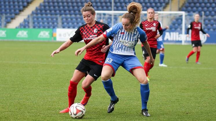 v.li.: Verena Aschauer (Freiburg, 25), Fabienne Dongus (Hoffenheim, 33), Zweikampf, Duell, duel, tackle, Dynamik, Action, Aktion, Fussball, Allianz Frauen-Bundesliga, TSG 1899 Hoffenheim - SC Freiburg, xozx