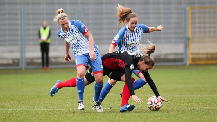 v.li.: Kristin Demann (Hoffenheim, 4) und Fabienne Dongus (Hoffenheim, 33) nehmen die stürzende Lena Petermann (Freiburg, 22) in die Zange, Zweikampf, Duell, duel, tackle, Dynamik, Action, Aktion, Fussball, Allianz Frauen-Bundesliga, TSG 1899 Hoffenheim - SC Freiburg, xozx