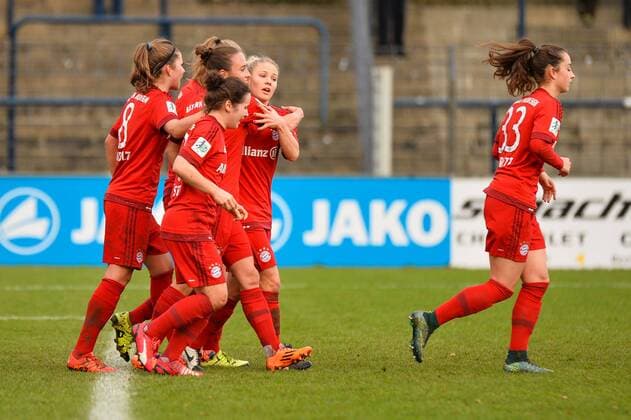 Bild zeigt: Torjubel von Gina Lewandowski (FC Bayern Muenchen) und Nicole Rolser (FC Bayern Muenchen), Sara Daebritz (FC Bayern Muenchen), Nicole Rolser (FC Bayern Muenchen), Vivianne Miedema (FC Bayern Muenchen), Leonie Maier (FC Bayern Muenchen, Leo Maier) und Melanie Leupolz (FC Bayern Muenchen, Melli Leupolz) nach dem 1:0 für den FC Bayern München durch Gina Lewandowski (FC Bayern Muenchen); Enttäuschung bei Stefanie Draws (Turbine Potsdam) und Lisa Schmitz (Torfrau Turbine Potsdam) Potsdam, Deutschland, 20.12.2015 - Fussball, Allianz-Frauen-Bundesliga, Turbine Potsdam - FC Bayern München, Fussball, Allianz-Frauen-Bundesliga, Turbine Potsdam - FC Bayern München, xklx