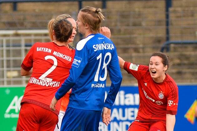 Bild zeigt: Torjubel von Gina Lewandowski (FC Bayern Muenchen) und Nicole Rolser (FC Bayern Muenchen) nach dem 1:0 für den FC Bayern München durch Gina Lewandowski (FC Bayern Muenchen); Enttäuschung bei Lisa Schmitz (Torfrau Turbine Potsdam), Lia Wälti (Turbine Potsdam), Stefanie Draws (Turbine Potsdam) Potsdam, Deutschland, 20.12.2015 - Fussball, Allianz-Frauen-Bundesliga, Turbine Potsdam - FC Bayern München, Fussball, Allianz-Frauen-Bundesliga, Turbine Potsdam - FC Bayern München, xklx