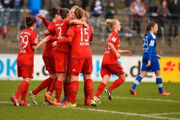 Bild zeigt: Torjubel von Gina Lewandowski (FC Bayern Muenchen) und Nicole Rolser (FC Bayern Muenchen), Sara Daebritz (FC Bayern Muenchen), Nicole Rolser (FC Bayern Muenchen), Vivianne Miedema (FC Bayern Muenchen), Leonie Maier (FC Bayern Muenchen, Leo Maier) und Melanie Leupolz (FC Bayern Muenchen, Melli Leupolz) nach dem 1:0 für den FC Bayern München durch Gina Lewandowski (FC Bayern Muenchen) Potsdam, Deutschland, 20.12.2015 - Fussball, Allianz-Frauen-Bundesliga, Turbine Potsdam - FC Bayern München, Fussball, Allianz-Frauen-Bundesliga, Turbine Potsdam - FC Bayern München, xklx