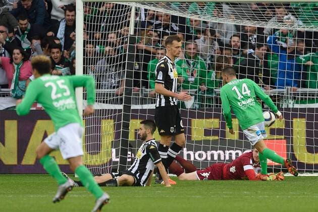 Joie de Neal Maupay (saint etienne) - Deception de Ludovic Goutelle - Ismael Traore - Yoann Andreu (angers) FOOTBALL : AS Saint Etienne vs SCO Angers - Ligue 1 - 20 12 2015 FredericChambert Panoramic 