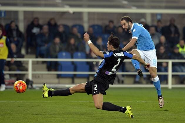 20.12.2015. Azzurri d Italia, Bergamo, Italy. Serie A. Atalanta versus Napoli. Gonzalo Higuain has a shot at goal xPierpaoloxPiciuccox  ActionPlus11690555