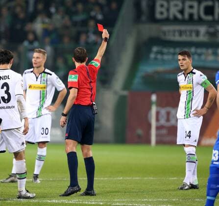 Mönchengladbach, Fussball, 1.BL Saison 2015 2016, Spieltag 17, Borussia Mönchengladbach - SV Darmstadt 98, 20.12.2015, Borussia Park, Mönchengladbach, Benjamin Brandt, Schiedsrichter zeigt Granit Xhaka, Borussia Mönchengladbach, rote Karte,
