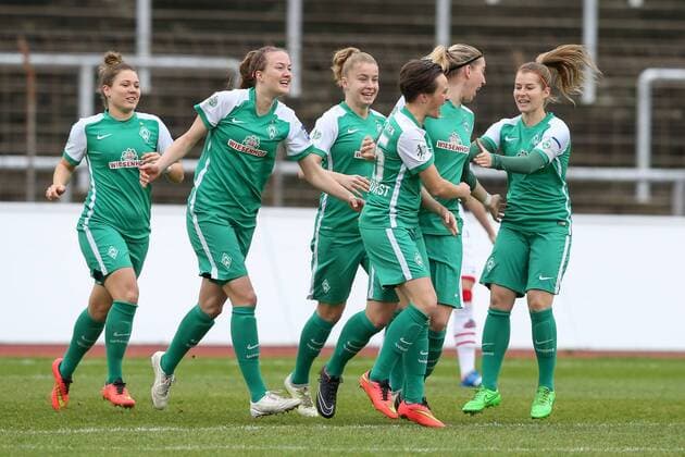 Koeln vl. Tor zum 1:0 durch Katharina Schiechtl (Bremen, 9) , 1. FC Koeln - SV Werder Bremen, Fussball, Frauen, Damen, Allianz Frauen-Bundesliga, Spieltag 12, 20.12.2015 , Copyright: Horn Eibner-Pressefoto EP_BHN