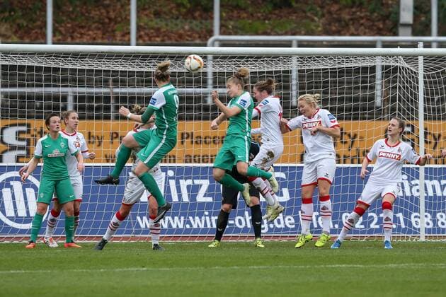 Koeln vl. Mit dem Kopfball zum Tor 1:2 durch Michelle Ulbrich (Bremen, 5) (mitte), 1. FC Koeln - SV Werder Bremen, Fussball, Frauen, Damen, Allianz Frauen-Bundesliga, Spieltag 12, 20.12.2015 , Copyright: Horn Eibner-Pressefoto EP_BHN