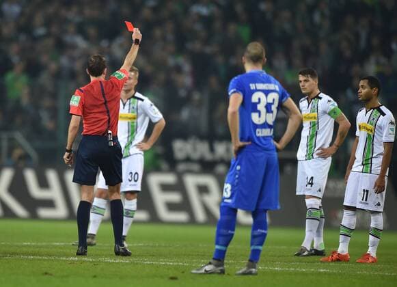 20.12.2015, Fussball, Saison 2015 2016, 1. Bundesliga, 17. Spieltag, Borussia Mönchengladbach - SV Darmstadt 98, Schiedsrichter Benjamin Brand, li., zeigt Granit Xhaka (Borussia Moenchengladbach), 2. v.re., die Rote Karte