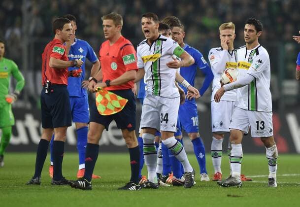 20.12.2015, Fussball, Saison 2015 2016, 1. Bundesliga, 17. Spieltag, Borussia Mönchengladbach - SV Darmstadt 98, v.li.,Schiedsrichter Benjamin Brand, Schiedsrichter Assistent Robert Schröder, Granit Xhaka (Borussia Moenchengladbach) nach der Roten Karte