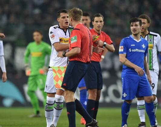 20.12.2015, Fussball, Saison 2015 2016, 1. Bundesliga, 17. Spieltag, Borussia Mönchengladbach - SV Darmstadt 98, v.li.,Granit Xhaka (Borussia Moenchengladbach), Schiedsrichter Assistent Robert Schröder, Schiedsrichter Benjamin Brand, nach der Roten Karte