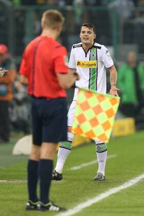 Moenchengladbach Granit Xhaka ( 34, Borussia Moenchengladbach) beschwert sich nach seiner roten Karte beim Schiedsrichter-Assistenten und Dirk Schuster (Trainer, SV Darmstadt 98), Borussia Moenchengladbach - SV Darmstadt 98, Fussball, 1. Bundesliga, 20.12.2015, Copyright: Deutzmann Eibner-Pressefoto EP_CDN