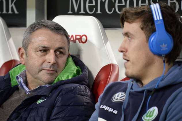 Sportdirektor Geschäftsführer Manager Klaus Allofs VfL Wolfsburg (links) im Gespräch mit Max Kruse VfL Wolfsburg (rechts) vor dem Spiel auf der Bank VfB Stuttgart vs VfL Wolfsburg WOB 19.12.2015 VfB Stuttgart vs VfL Wolfsburg WOB
