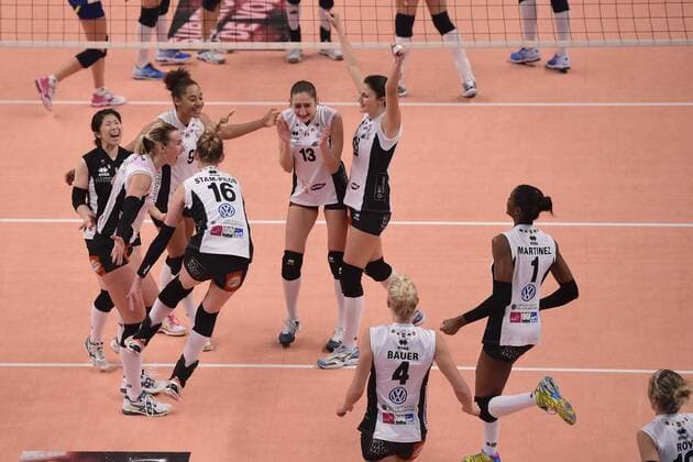 Spielerinnen von Le Cannet freuen sich über den Sieg - Volleyball Frankreich, Supercoupe 2015 der Damen, RC Cannes vs. Le Cannet - 22 12 2015 JBAutissier Panoramic 