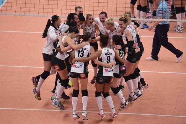 Spielerinnen von Le Cannet freuen sich über den Sieg - Volleyball Frankreich, Supercoupe 2015 der Damen, RC Cannes vs. Le Cannet - 22 12 2015 JBAutissier Panoramic 