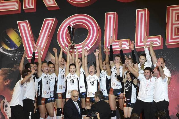 Spielerinnen von Le Cannet freuen sich über den Sieg - Volleyball Frankreich, Supercoupe 2015 der Damen, RC Cannes vs. Le Cannet - 22 12 2015 JBAutissier Panoramic 