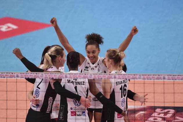 Spielerinnen von Le Cannet freuen sich über den Sieg - Volleyball Frankreich, Supercoupe 2015 der Damen, RC Cannes vs. Le Cannet - 22 12 2015 JBAutissier Panoramic 
