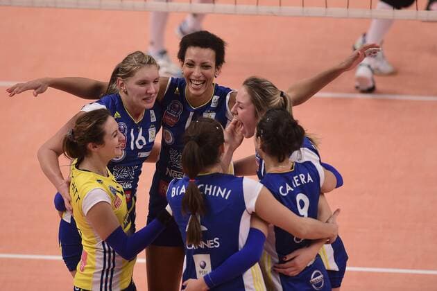 joie des joueuses du RC Cannes - Volleyball Frankreich, Supercoupe 2015 der Damen, RC Cannes vs. Le Cannet - 22 12 2015 JBAutissier Panoramic 