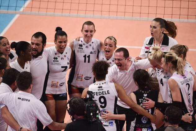 Spielerinnen von Le Cannet freuen sich über den Sieg Riccardo Marchesi (Le Cannet) - Volleyball Frankreich, Supercoupe 2015 der Damen, RC Cannes vs. Le Cannet - 22 12 2015 JBAutissier Panoramic 
