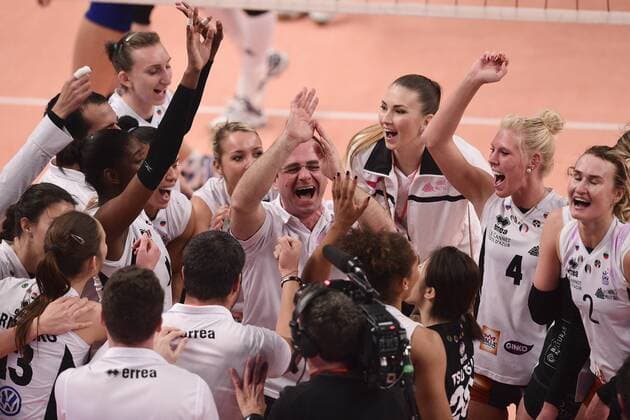 Spielerinnen von Le Cannet freuen sich über den Sieg Riccardo Marchesi (Le Cannet) - Volleyball Frankreich, Supercoupe 2015 der Damen, RC Cannes vs. Le Cannet - 22 12 2015 JBAutissier Panoramic 