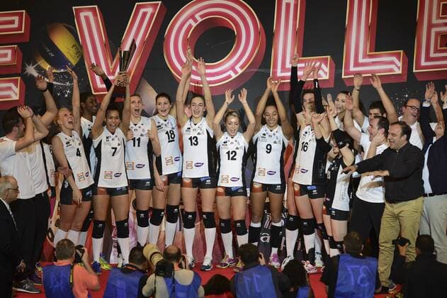 Bilder des Tages - SPORT Spielerinnen von Le Cannet freuen sich über den Sieg - Volleyball Frankreich, Supercoupe 2015 der Damen, RC Cannes vs. Le Cannet - 22 12 2015 JBAutissier Panoramic 