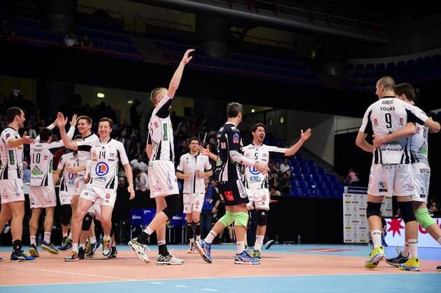 Volleyball, Tours VB gewinnt Supercup in Frankreich Spieler von Tours freuen sich - Volleyball Frankreich, Supercoupe 2015 der Herren, Tours VB vs. Paris Volley - 22 12 2015 JBAutissier Panoramic 