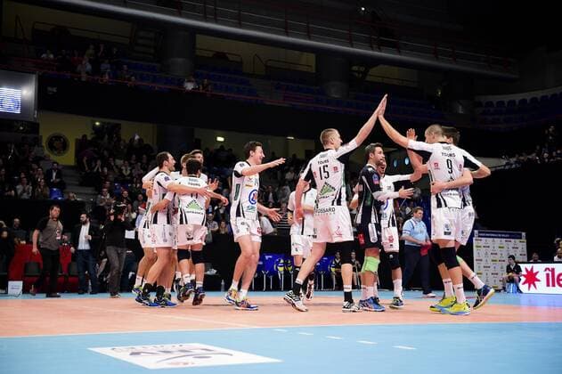 Volleyball, Tours VB gewinnt Supercup in Frankreich Spieler von Tours freuen sich - Volleyball Frankreich, Supercoupe 2015 der Herren, Tours VB vs. Paris Volley - 22 12 2015 JBAutissier Panoramic 