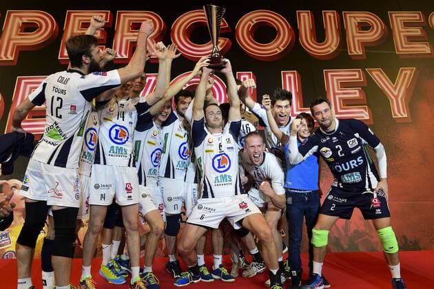 Volleyball, Tours VB gewinnt Supercup in Frankreich Spieler von Tours freuen sich - Volleyball Frankreich, Supercoupe 2015 der Herren, Tours VB vs. Paris Volley - 22 12 2015 JBAutissier Panoramic 
