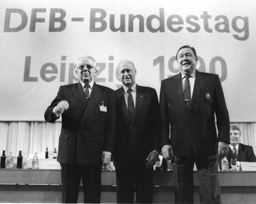Vereinigung der Fussballverbaende Deutscher Fußballbund DFB u. Deutscher Fußballverband DFV in Leipzig am 21.11.1990. V.l: DFB-Präsident Hermann Neuberger, Fifa-Präsident Joao Havelange und Uefa-Präsident Lennart Johansson. HM