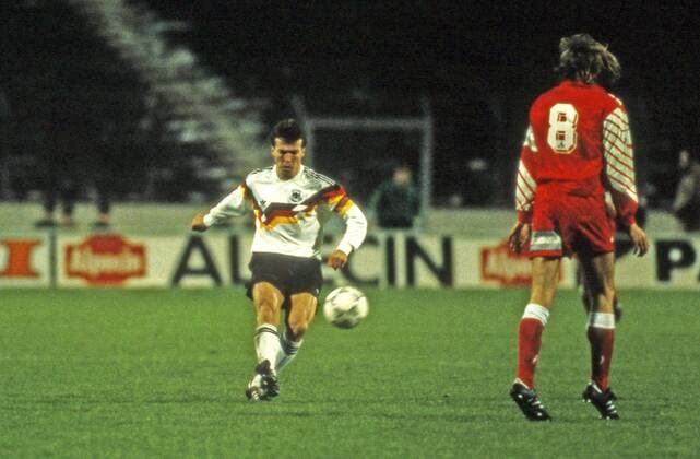 Deutschland - Schweiz Deutschland, Stuttgart, 19.12.1990, Fussball, FIFA, Länderspiel, Deutschland DFB - Schweiz (4:0): li. Lothar Matthäus (Deutschland).