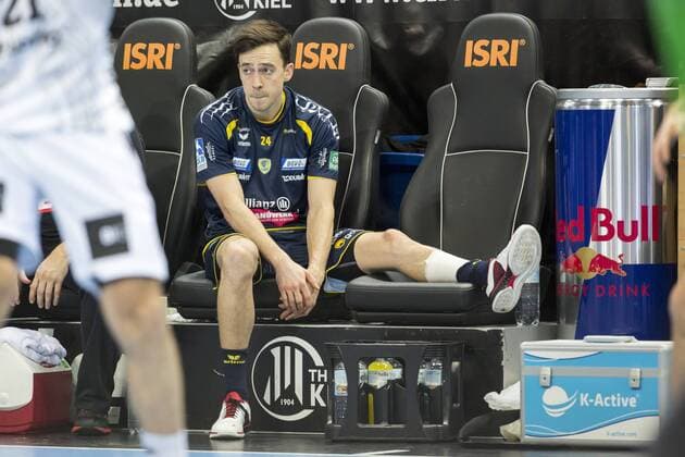 Kiel Patrick Groetzki (Nr. 24, Rhein-Neckar-Loewen) auf der Bank mit seinem kaputten Fuss. THW Kiel vs Rhein-Neckar Loewen, Handball, 1. Liga, 23.12.15 Copyright: Koenigx Eibner-Pressefoto EP_fkg
